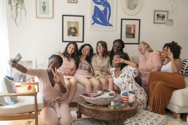 Femmes souriantes qui se prennent en photo, sororité